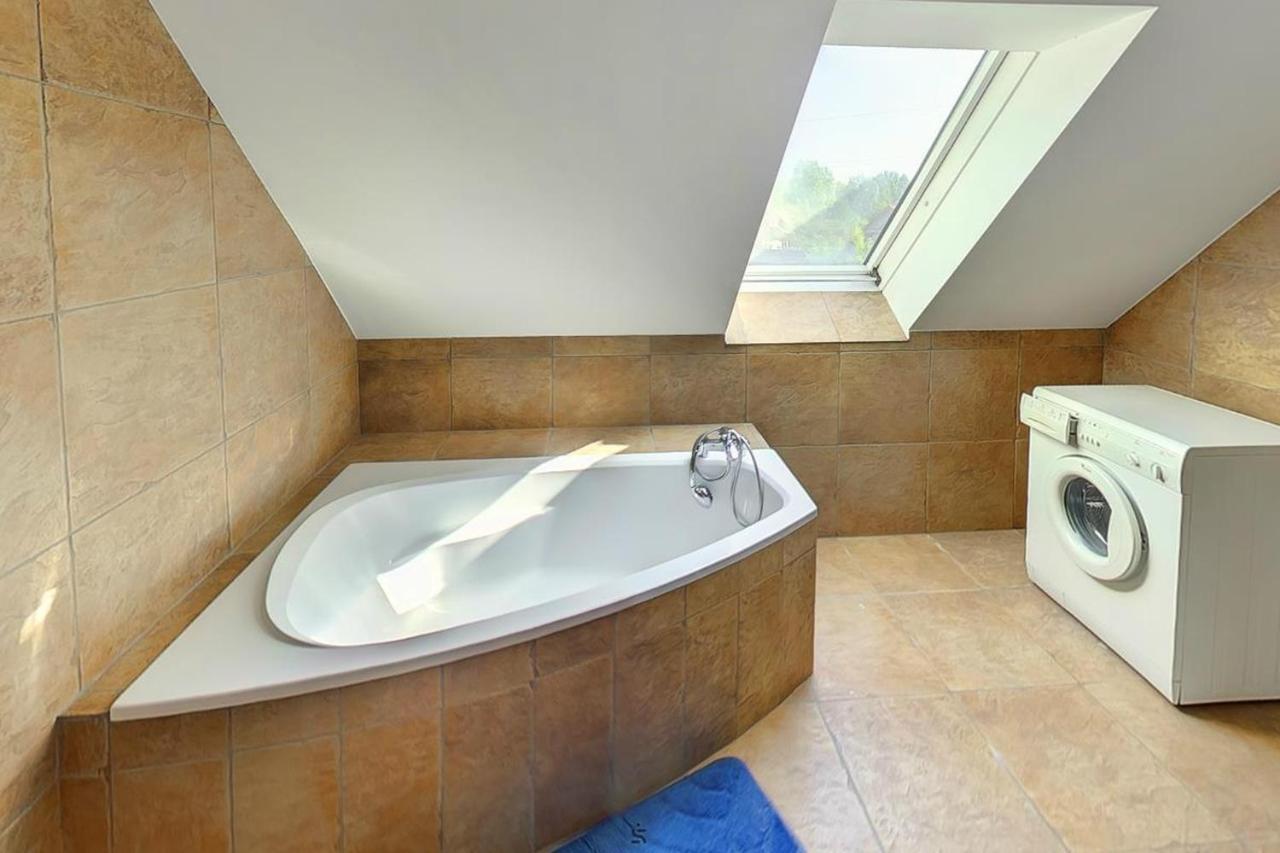 Highway House Hotel Kecskemet Ngoại thất bức ảnh