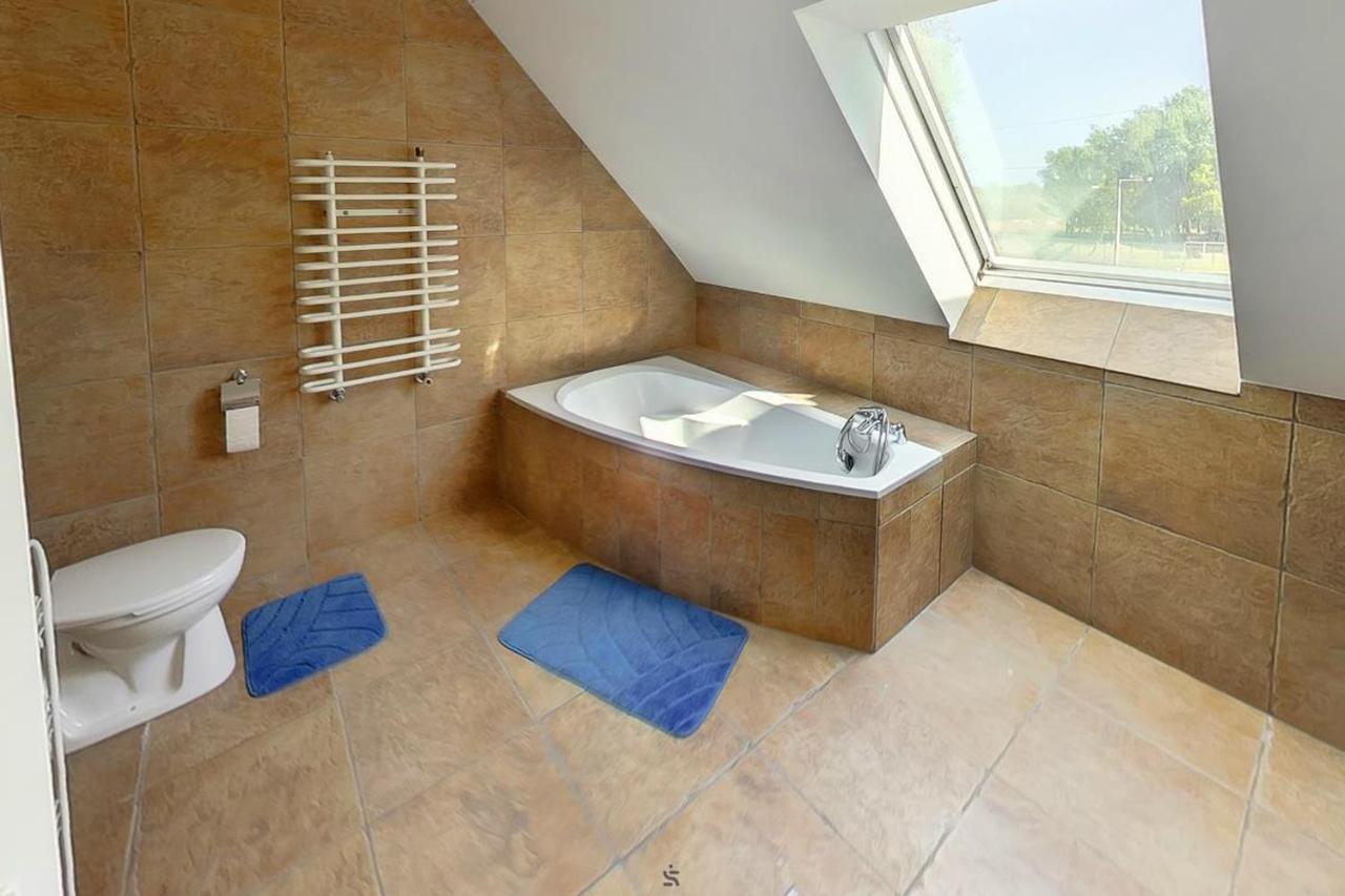 Highway House Hotel Kecskemet Ngoại thất bức ảnh